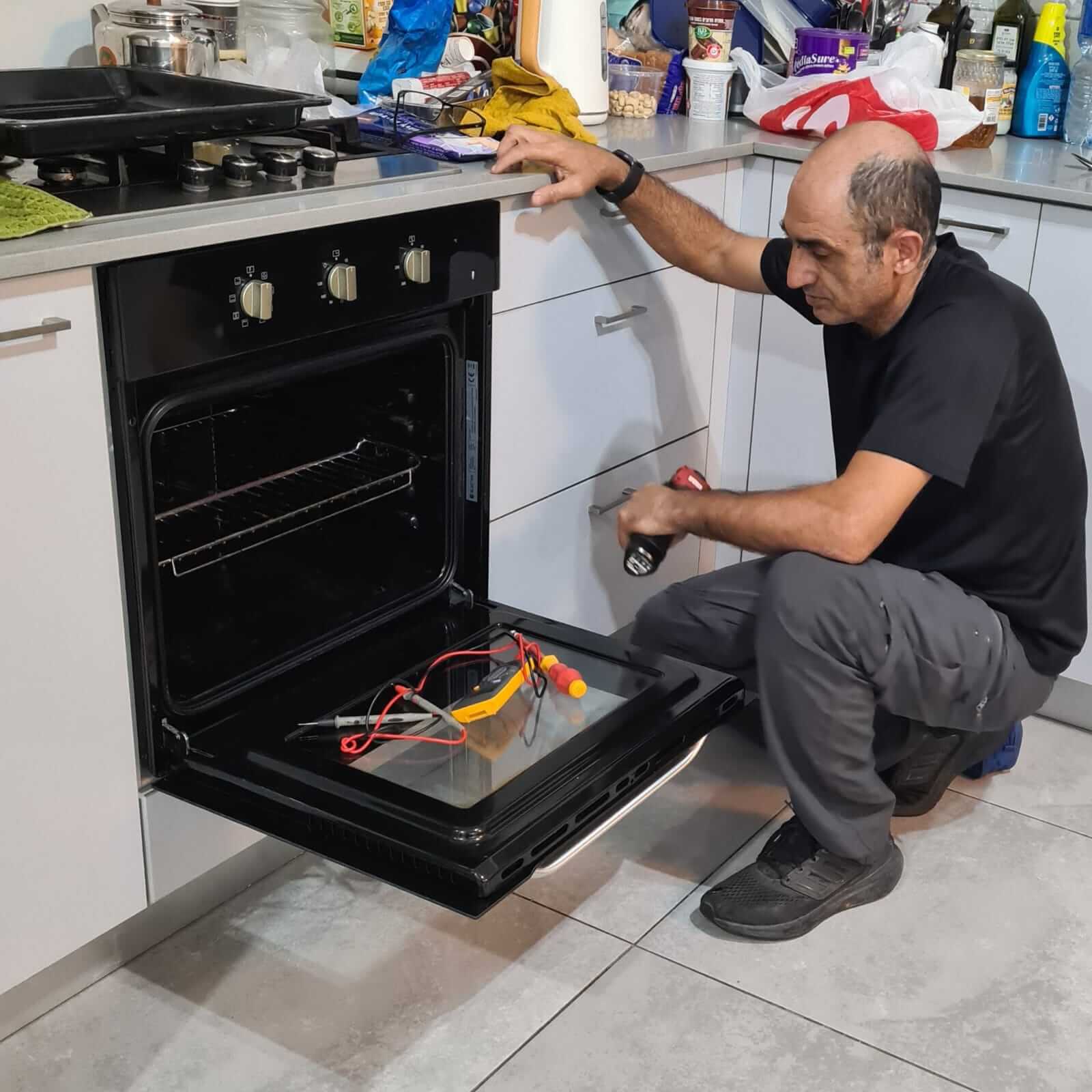 תיקון מדיח כלים פתוח במהלך אבחון